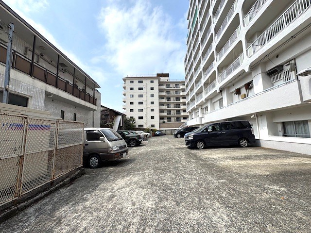 パシフィック自由が丘マンション 共用部写真（駐車場）