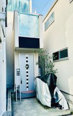 新宿区西落合１丁目　中古戸建　限定1棟 現地写真（玄関）