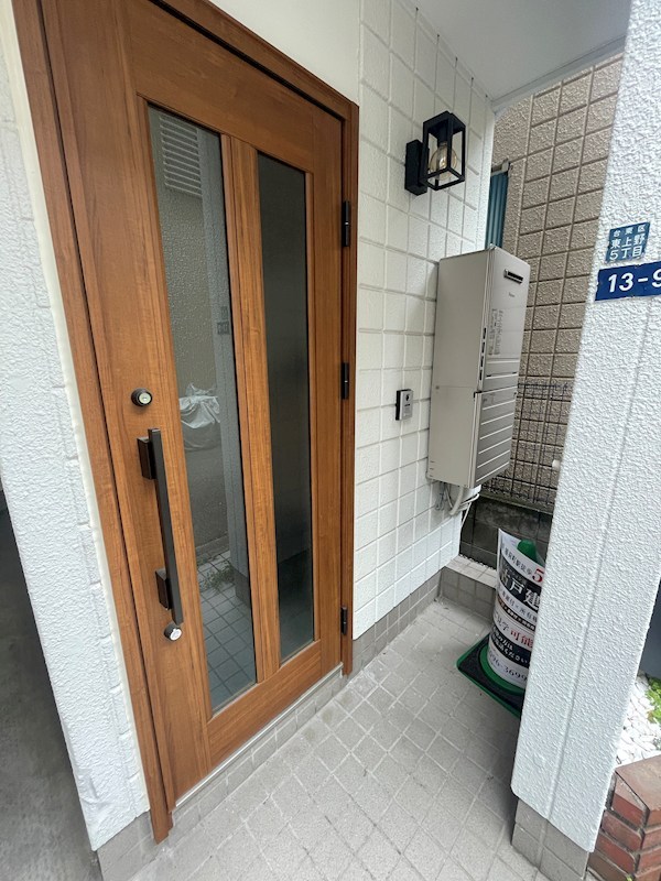 台東区東上野５丁目　中古戸建　限定1棟 現地写真（玄関）