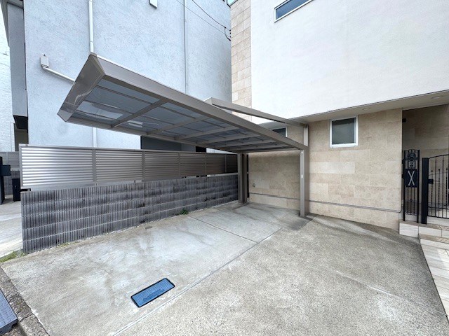 目黒区平町２丁目　中古戸建　限定1棟 現地写真（駐車場）