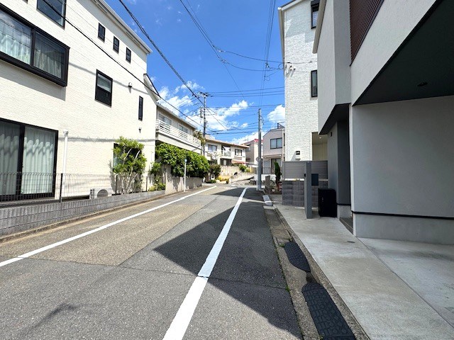 目黒区平町２丁目　中古戸建　限定1棟 現地写真（前面道路含む現地写真）