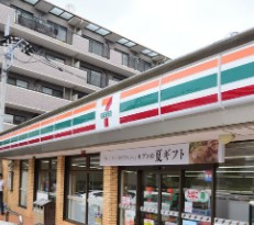 ナイスヒルズコート三ッ沢片倉 コンビニ