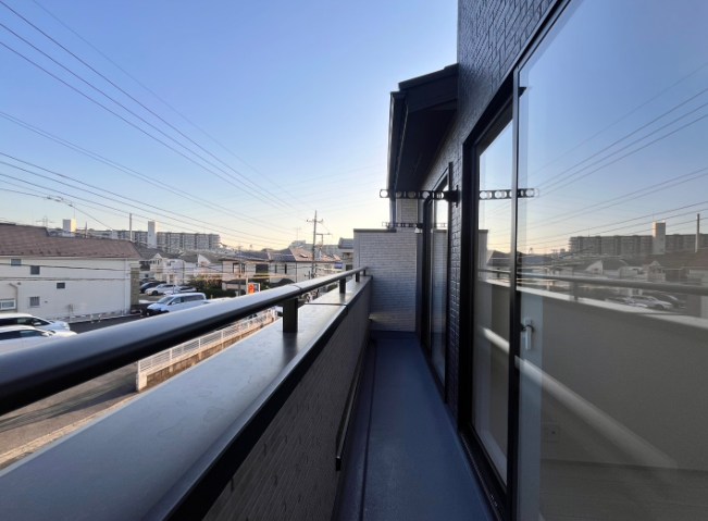 調布市柴崎２丁目　新築戸建　2号棟 現地写真（バルコニー）