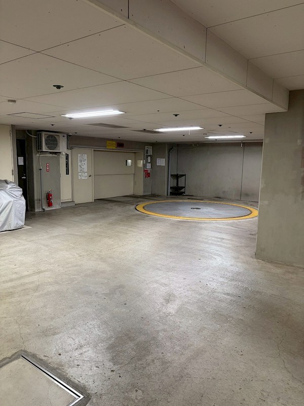リシェ横浜山下公園 共用部写真（駐車場）