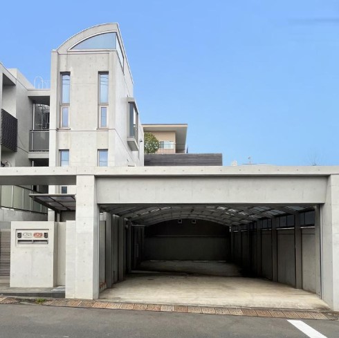横浜市港北区日吉本町５丁目　中古戸建　限定1棟 現地写真（駐車場）