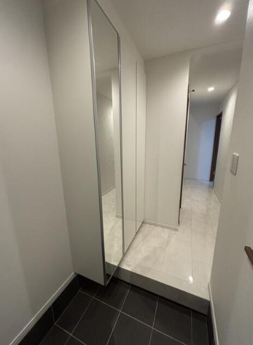 横浜市港北区篠原北１丁目　中古戸建　限定1棟 現地写真（玄関）