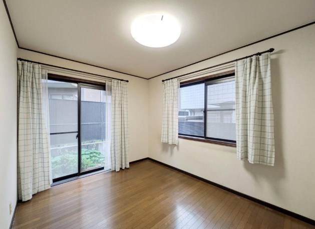目黒区中目黒４丁目　借地権付き中古戸建　限定1棟 内観写真（リビング以外の居室）