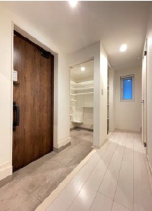 川崎市中原区木月３丁目　中古戸建　限定1棟 現地写真（玄関）