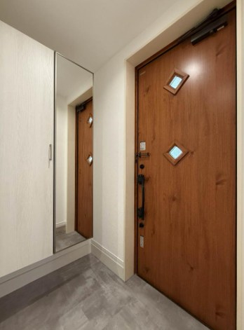 大田区中央２丁目　中古戸建　限定1棟 現地写真（玄関）