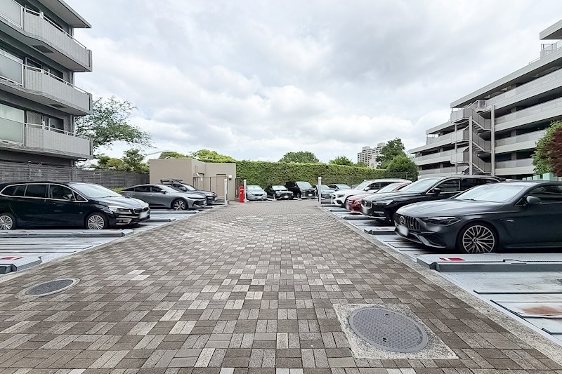 フォーリア駒沢公園パークサイド 共用部写真（駐車場）