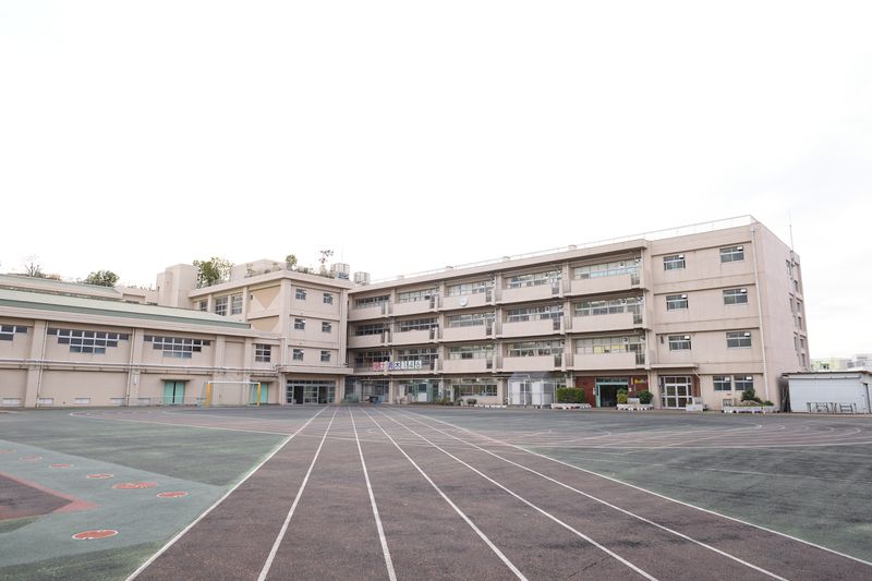 ＴＨＥ　ＹＯＫＯＨＡＭＡ　ＦＲＯＮＴ　ＴＯＷＥＲ 小学校