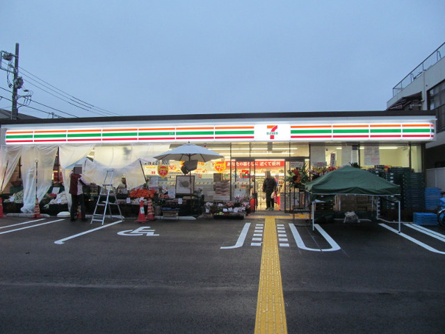 カーサフェリス世田谷弦巻 コンビニ