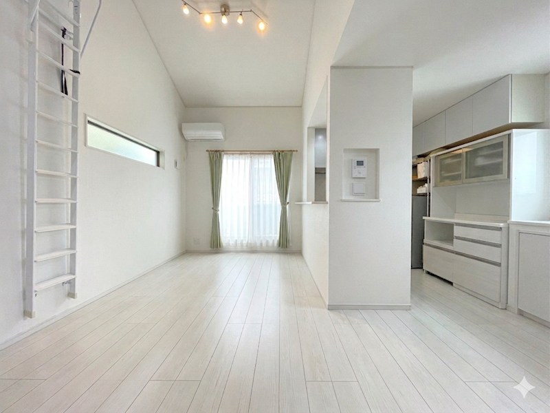 大岡1丁目　築浅中古戸建住宅 内観写真（リビング）