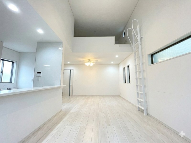 大岡1丁目　築浅中古戸建住宅 内観写真（リビング）