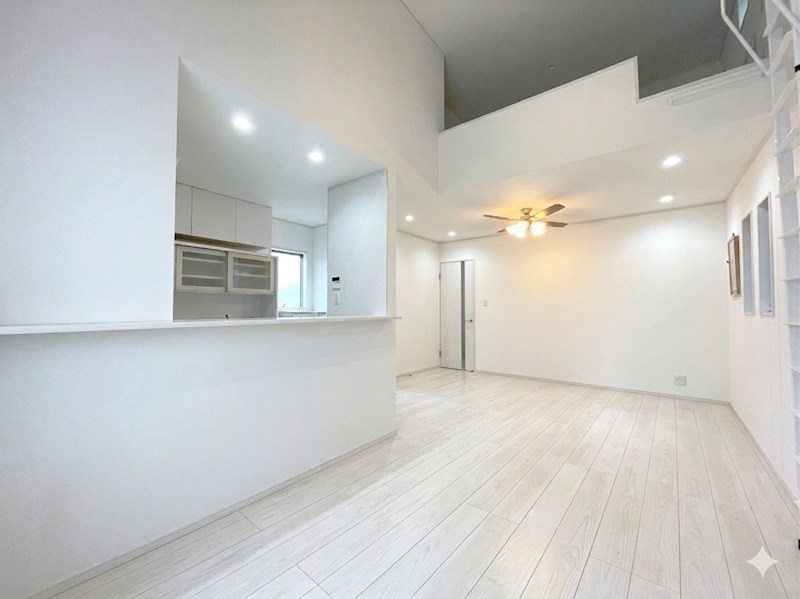 大岡1丁目　築浅中古戸建住宅 内観写真（リビング）