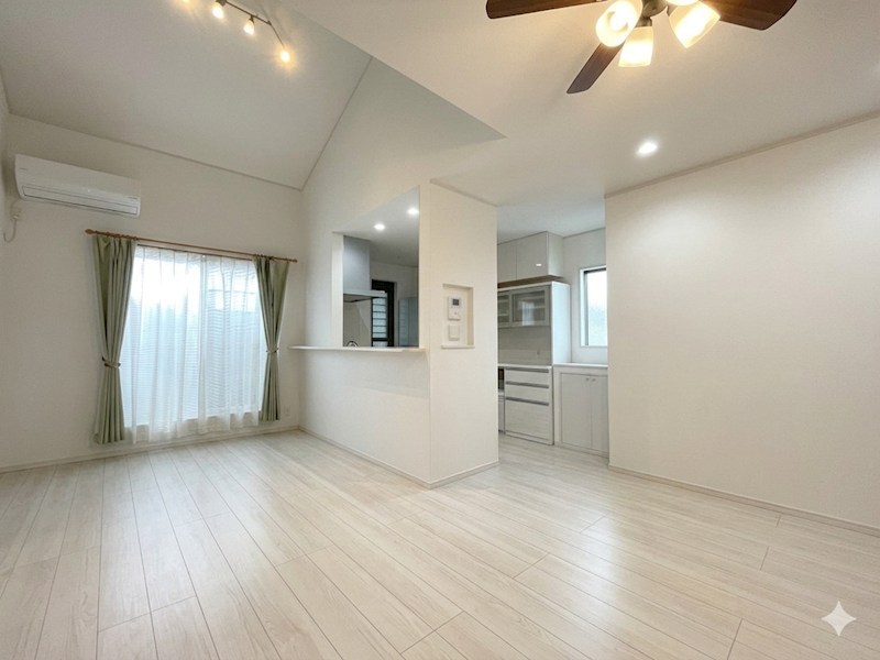 大岡1丁目　築浅中古戸建住宅 内観写真（リビング）