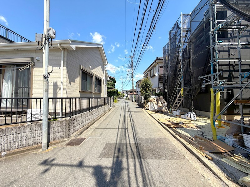 フォレスト・ガーデンズ汲沢　全2棟　A号棟 現地写真（前面道路含む現地写真）