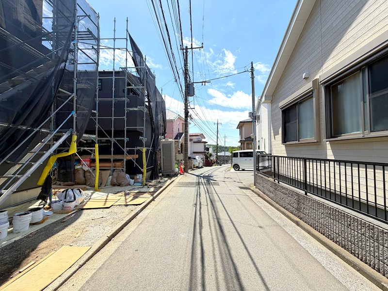フォレスト・ガーデンズ汲沢　全2棟　B号棟  現地写真（前面道路含む現地写真）
