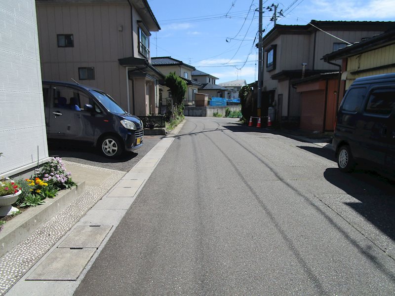 【建築条件付】八戸市白銀町栗沢道 現地写真（前面道路含む現地写真）