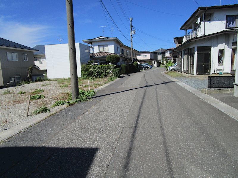 【建築条件付】八戸市白銀町栗沢道 現地写真（前面道路含む現地写真）