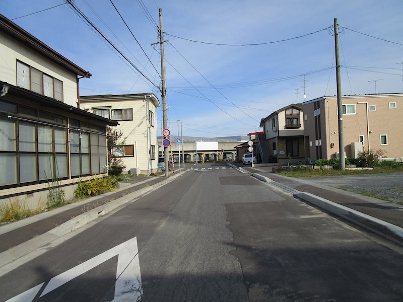 【建築条件付】八戸市売市字鴨ケ池_土地 現地写真（前面道路含む現地写真）