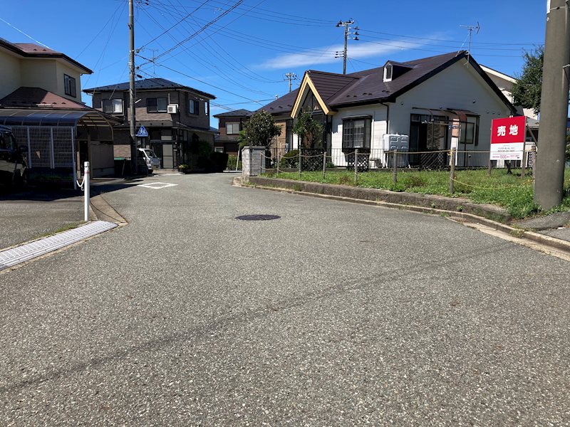 秋田市飯島道東１丁目　土地 現地写真（前面道路含む現地写真）