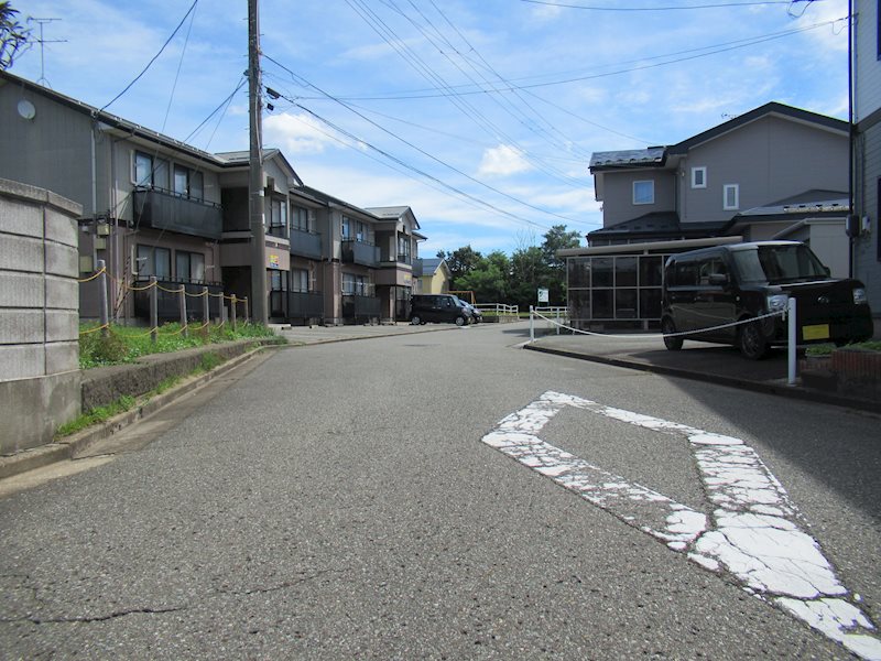 秋田市飯島道東１丁目　土地 現地写真（前面道路含む現地写真）