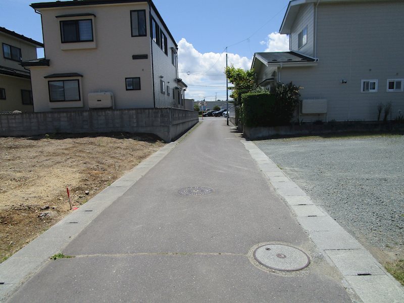 【建築条件付】八戸市売市3丁目_土地【№2】 現地写真（前面道路含む現地写真）
