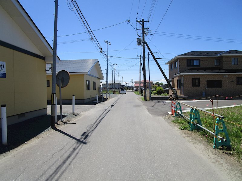 【建築条件付】三沢市大字三沢字下久保41番23　№4 現地写真（前面道路含む現地写真）