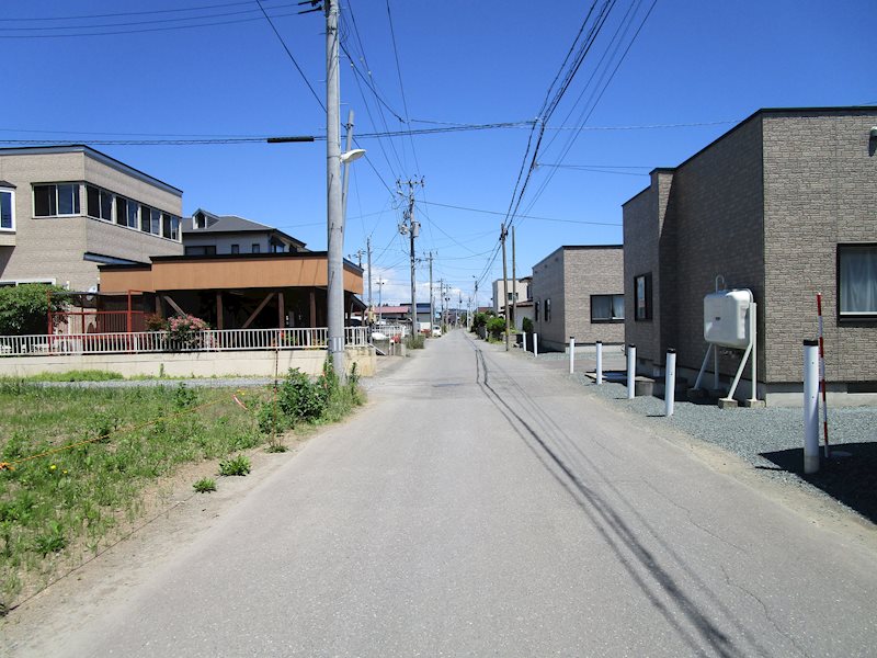 【建築条件付】三沢市大字三沢字下久保41番23　№6 現地写真（前面道路含む現地写真）