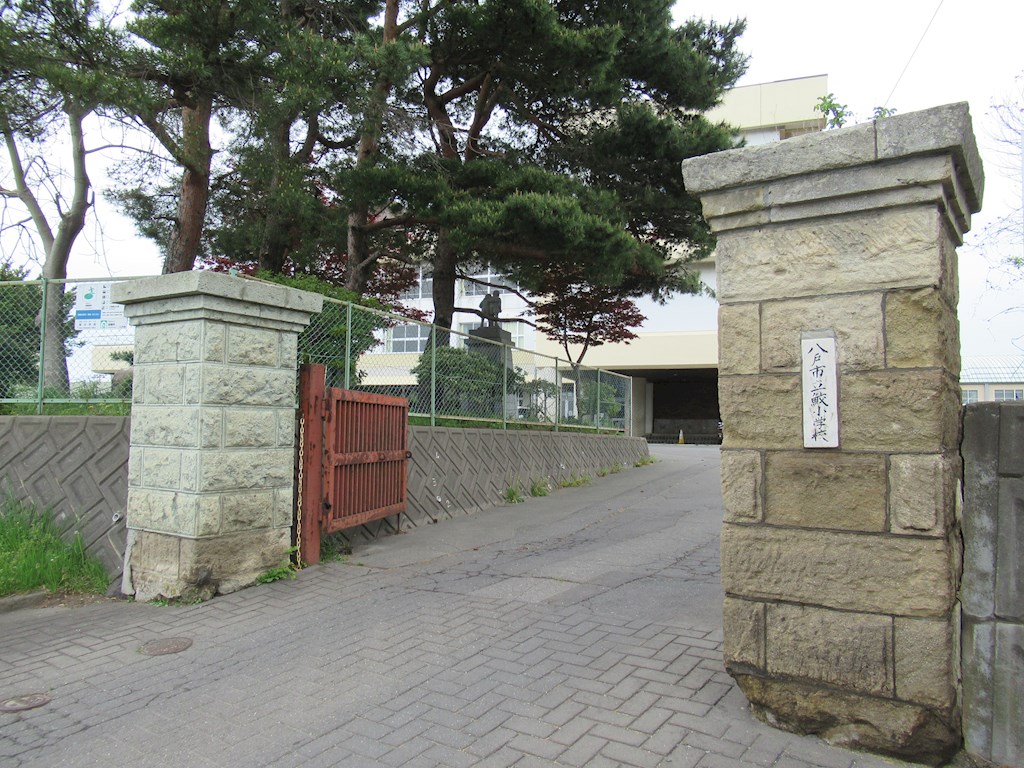 ♦八戸支店♦八戸市鮫町字上手代森 小学校
