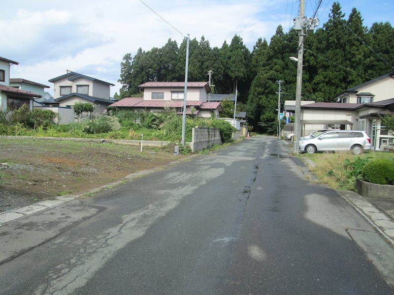 【建築条件付】三沢市南山四丁目37番29 現地写真（前面道路含む現地写真）