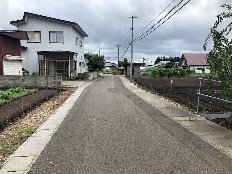 大館市芦田子字天下道上111番5　土地 現地写真（前面道路含む現地写真）
