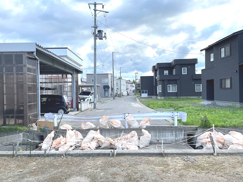 【ハシモトホーム売地】金沢三丁目 現地写真（前面道路含む現地写真）
