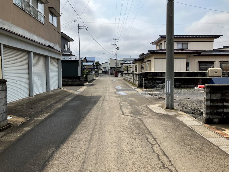 北秋田市東横町196番 現地写真（前面道路含む現地写真）
