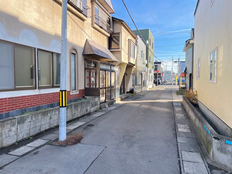 弘前市南横町土地 現地写真（前面道路含む現地写真）