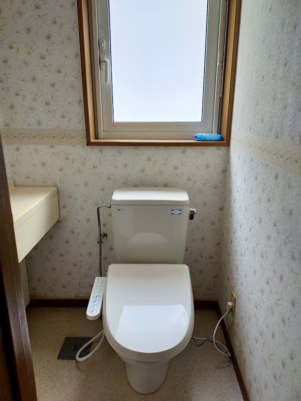【ハシモトホーム二世帯中古住宅 】富田五丁目 内観写真（トイレ）