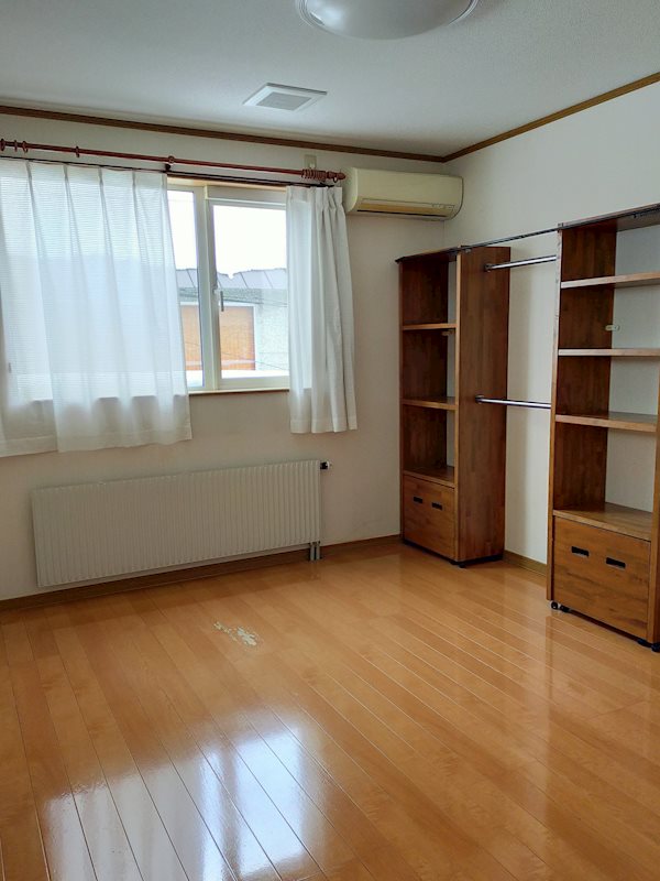 【ハシモトホーム二世帯中古住宅 】富田五丁目 内観写真（子供部屋）