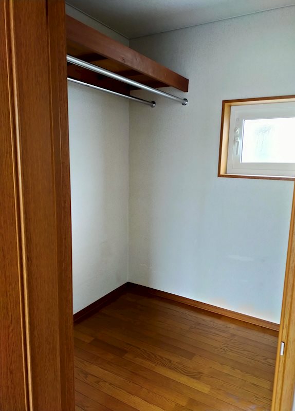 【ハシモトホーム二世帯中古住宅 】富田五丁目 内観写真（子供部屋）