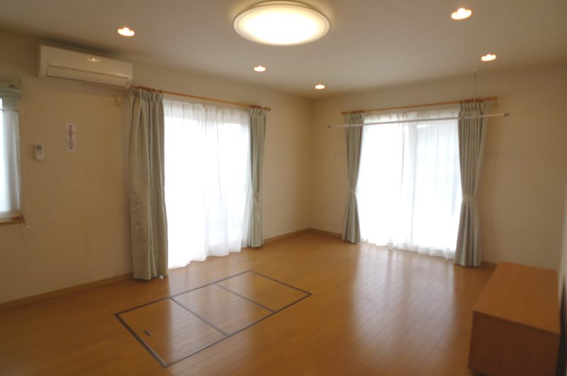 東黒石野2丁目 中古住宅 内観写真（リビング）