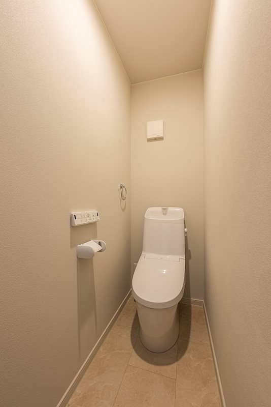 《平屋モデルハウス販売中、家具・カーテン付き》八戸市田向1丁目 内観写真（トイレ）