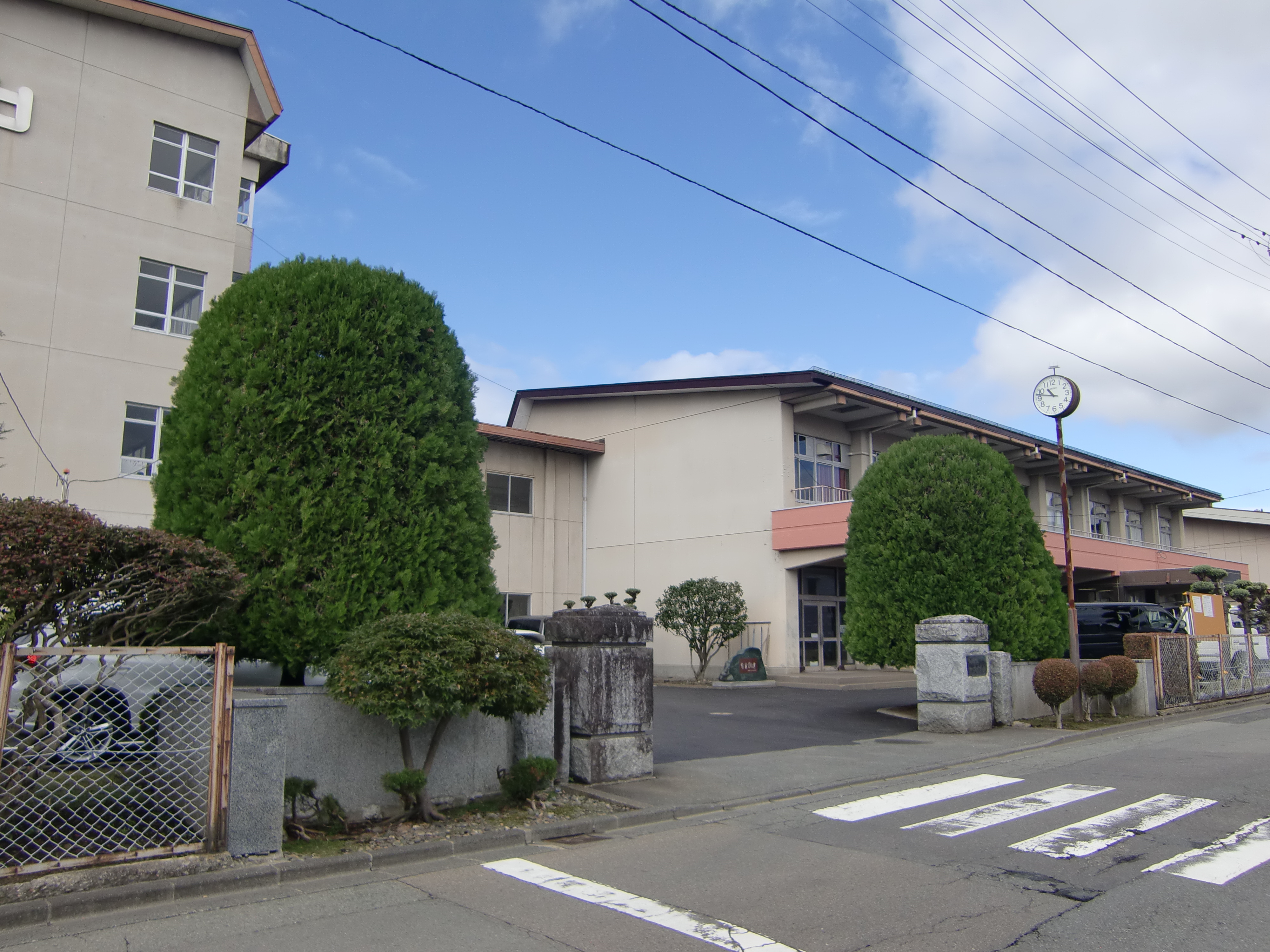 下米内1丁目 中古住宅 中学校