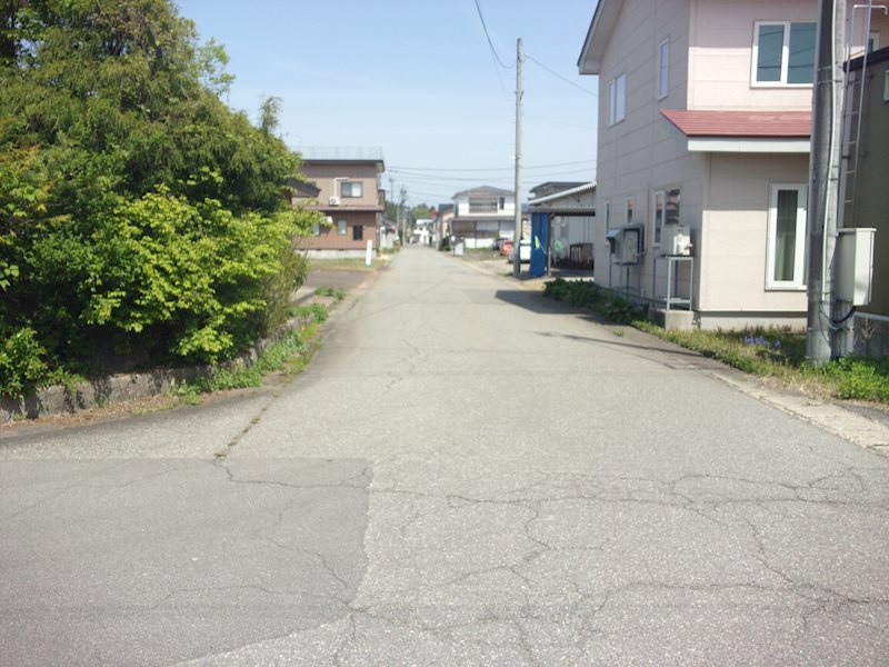 【解体更地渡・一括購入】大曲田町売地  現地写真（前面道路含む現地写真）