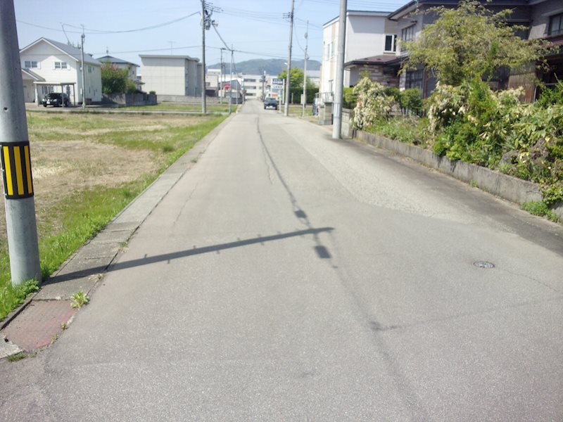 【解体更地渡・一括購入】大曲田町売地  現地写真（前面道路含む現地写真）