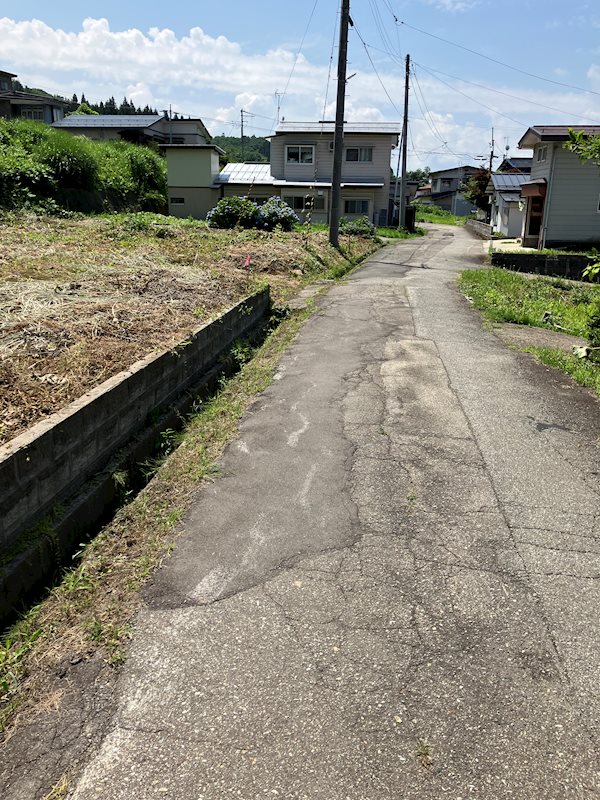 横手市安田字ブンナ沢　土地 現地写真（前面道路含む現地写真）