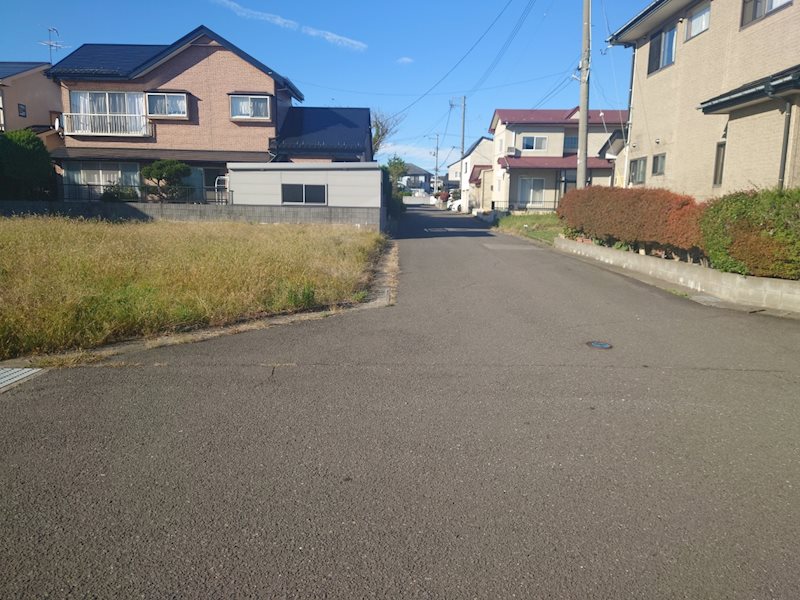 秋田県秋田市下新城長岡毛無谷地 現地写真（前面道路含む現地写真）