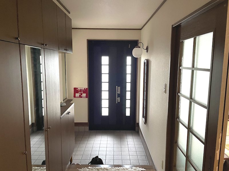 【ハシモトホーム】桜川２丁目中古住宅 現地写真（玄関）