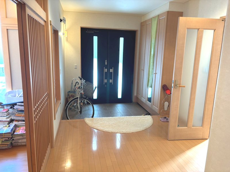 【ハシモトホーム】蛍沢1丁目中古住宅 現地写真（玄関）