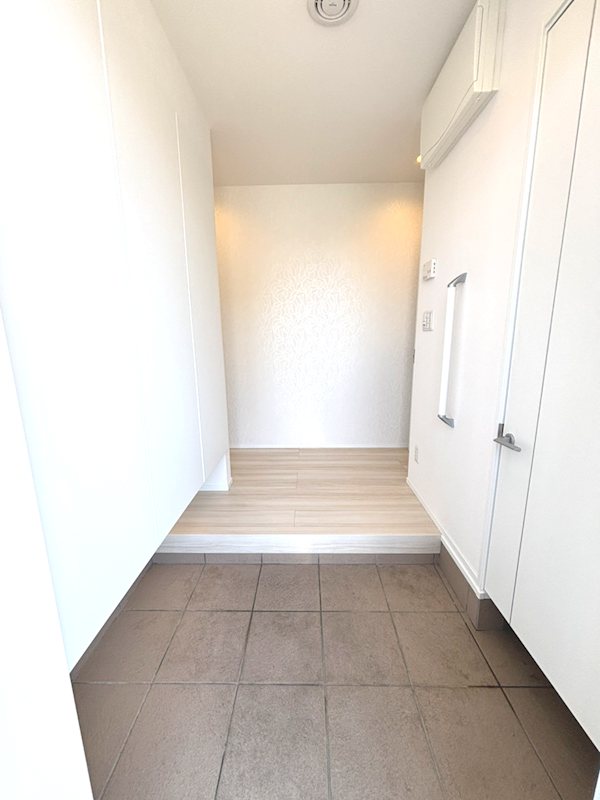 【ハシモトホーム】南佃2丁目中古住宅 現地写真（玄関）