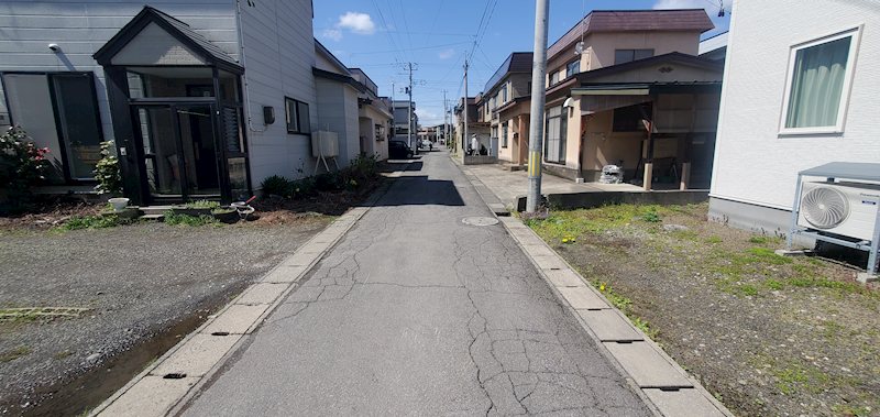 弘前市松原東2丁目中古住宅 現地写真（前面道路含む現地写真）